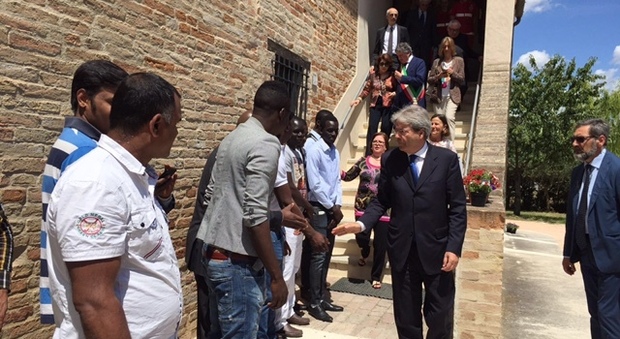 Il ministro Gentiloni in visita alla struttura della Cri