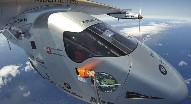 Un selfie scattato da Bertrand Piccard mentre pilota l'aereo a energia solare