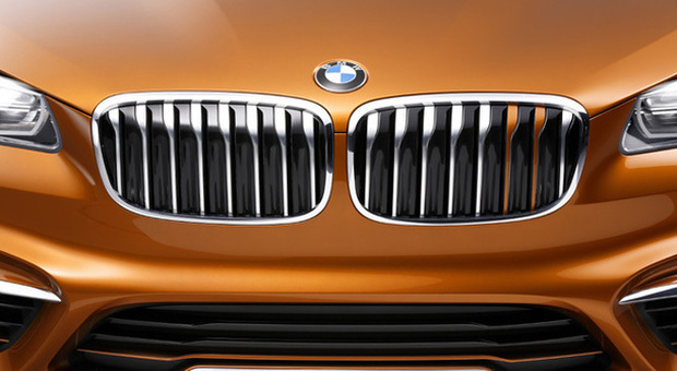Il frontale di una delle BMW che adottterà la nuova piattaforma a trazione anteriore