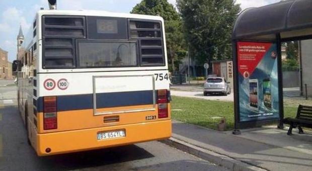 Finestrino del bus rotto a sassate: sedicenne identificato e denunciato