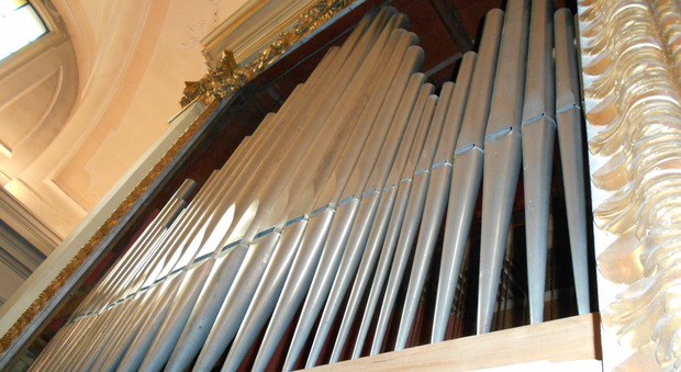 Lo splendido e prezioso organo Giacobbi del 1852, restaurato dai parricchiani
