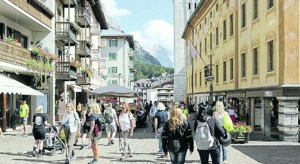 Niente quarantena per i turisti stranieri: «Bene, ma a Cortina di prenotazioni ancora poche»