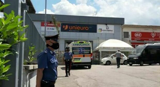 Napoli choc, donna di 63 anni uccisa a coltellate fuori da un supermercato: è caccia al killer