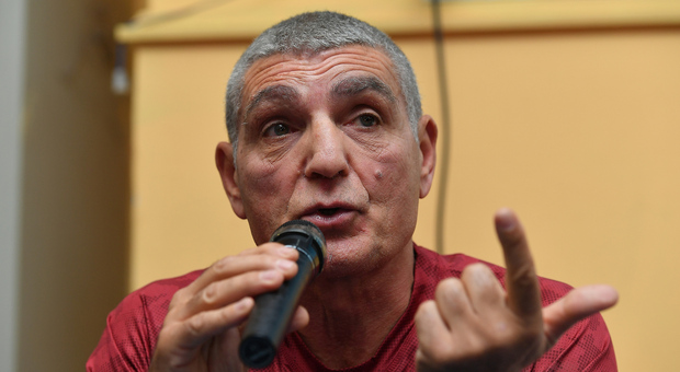 Patrizio Oliva, l'ex pugile azzurro parte per l'Ucraina: «Vado al confine per aiutare i profughi»
