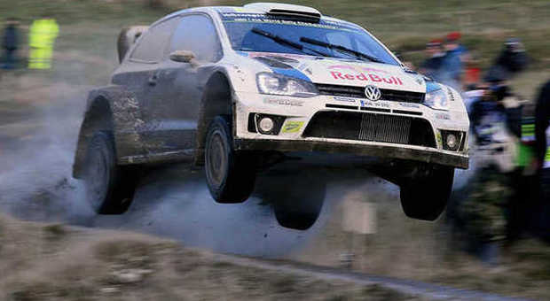 La Volkswagen Polo WRC vola suggli sterrati fangosi del Galles