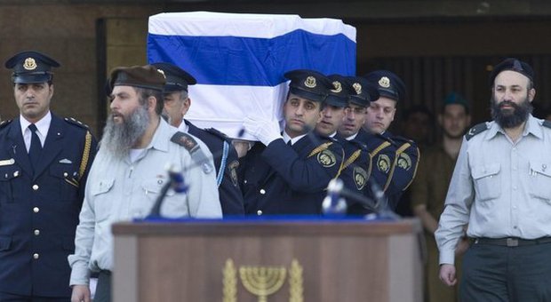 Sharon sepolto accanto alla moglie Lily nel Negev. Politici e capi di Stato alla cerimonia funebre alla Knesset