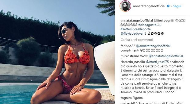 Anna Tatangelo, ultimi bagni d'estate: posa sensuale e décolleté esplosivo in piscina Foto