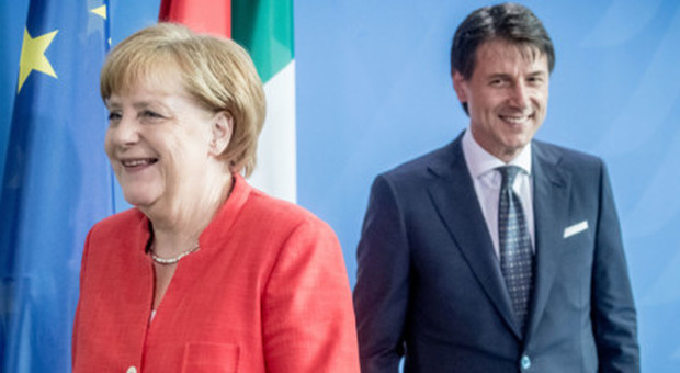 Spread e manovra, la linea dura di Merkel e Juncker. E M5S e Lega litigano sulle banche