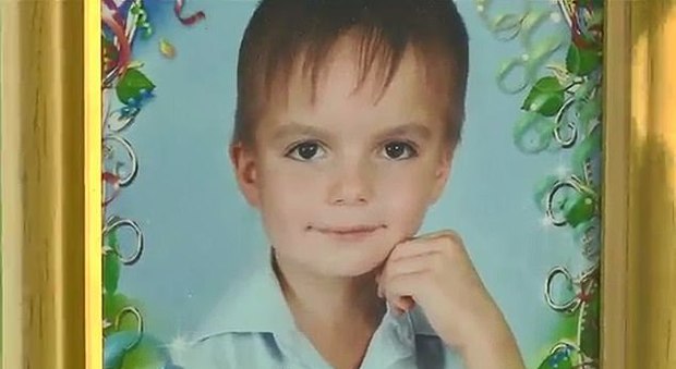 Bimbo di 8 anni precipita dal nono piano e muore: «I genitori lo maltrattavano»