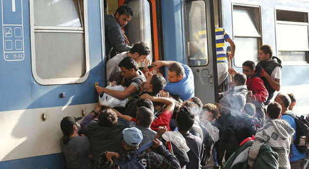 Migranti, assalto ai treni a Budapest: ancora tensione alla stazione Keleti