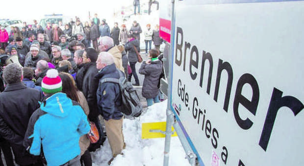 Migranti, bufera Austria: al Brennero lavori per la barriera anti-profughi