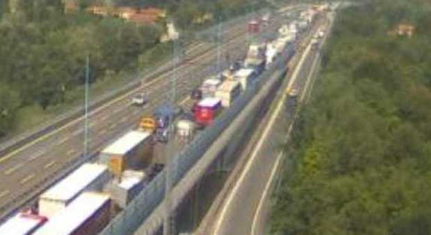 Due incidenti in pochi minuti, traffico nel caos in Tangenziale