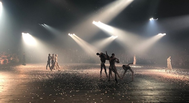 La coreografia di Sharon Eyal per la sfilata di Dior a Longchamp, Parigi