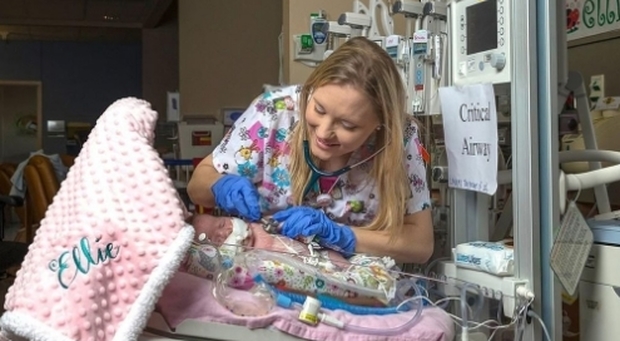 Pesava 567 grammi alla nascita, Tammy lavora oggi nel reparto che le ha salvato la vita
