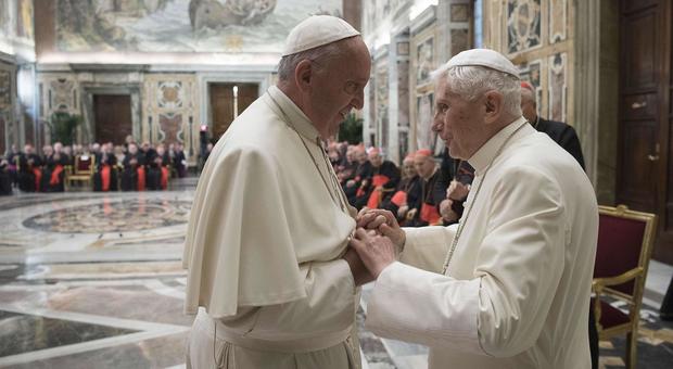 Libro sul celibato, Ratzinger toglie la firma ma evita lo strappo