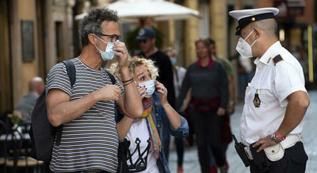 Covid, il nuovo Dpcm: mascherine all’aperto in tutta Italia. E limitazioni per feste, nozze e funerali