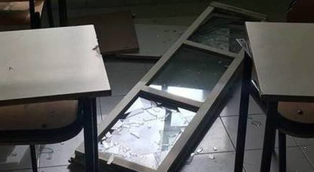 Napoli flagellata dal maltempo: restano chiuse 10 scuole danneggiate