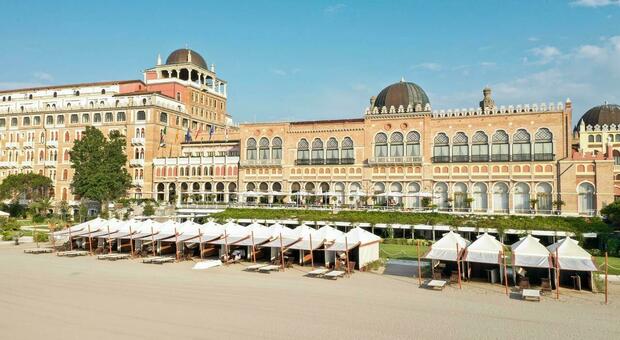 Riapre l'hotel Excelsior, il 5 stelle da sogno con 196 stanze e 1.300 capanne: partenza in grande stile per la stagione del Lido