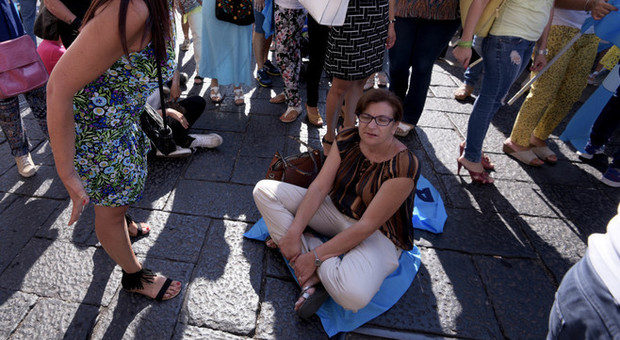 Prof contro i trasferimenti: tensione a Napoli. E i poliziotti si tolgono il casco