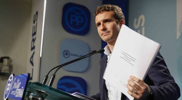 Il neo presidente del Partido Popular, Pablo Casado, mentre esibisce i suoi lavori del master sotto accusa