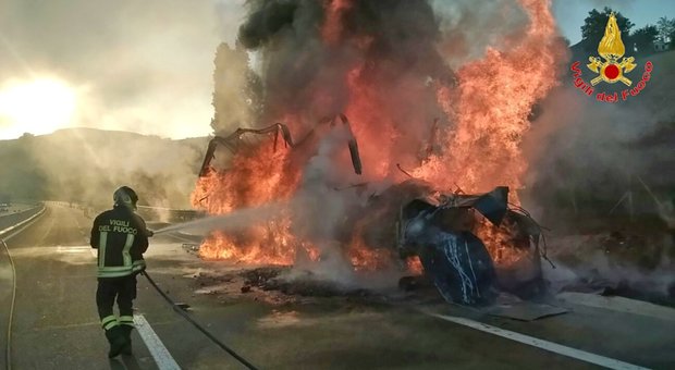 Automezzo in fiamme, bloccata l'autostrada tra Benevento e Avellino