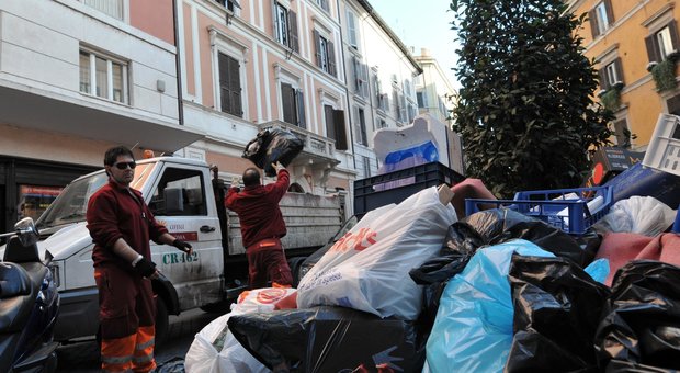 Roma, rissa tra un portiere e i netturbini Ama: «Avete riempito il sottoscala di acqua sporca»