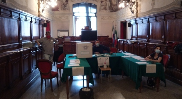 Il seggio presso il Comune (foto Meloccaro)