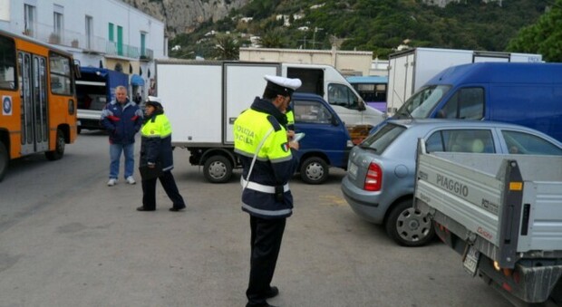 Capri, pattuglia della polizia municipale interviene e salva uomo in pericolo di vita