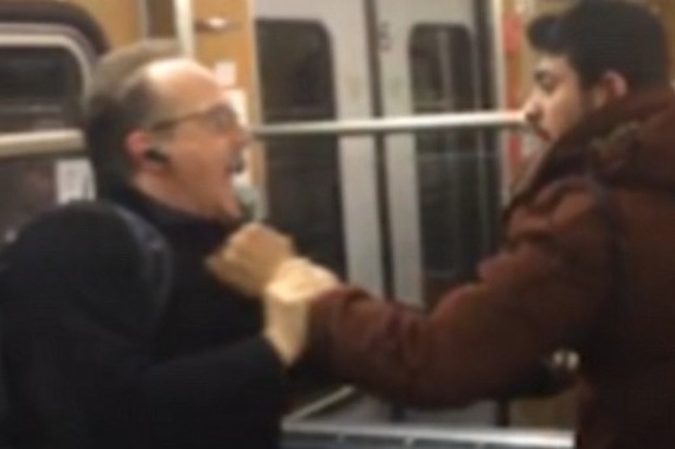 Germania, migranti molestano donna in metro: aggredite due persone che volevano difenderla