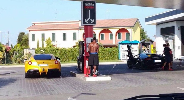 Padova, chi è quell'uomo palestrato a torso nudo che fa benzina alla sua Ferrari? Super Mario Balotelli