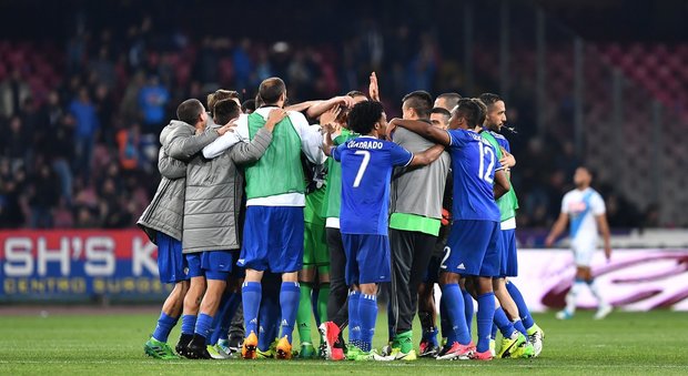 Napoli, Higuain fa litigare anche i tifosi dai balconi: rissa condominiale al gol