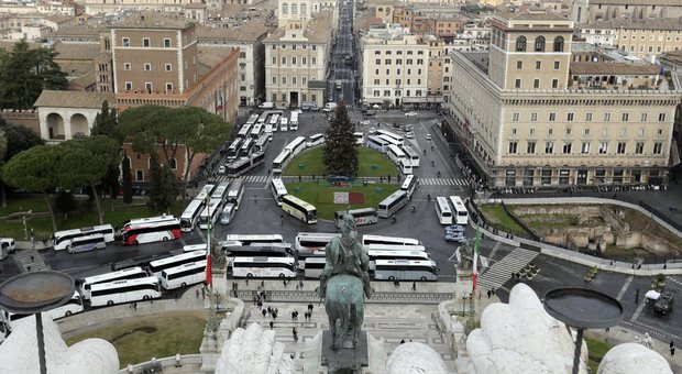 I bus turistici assediano Roma. La Raggi: «Li denunciamo»