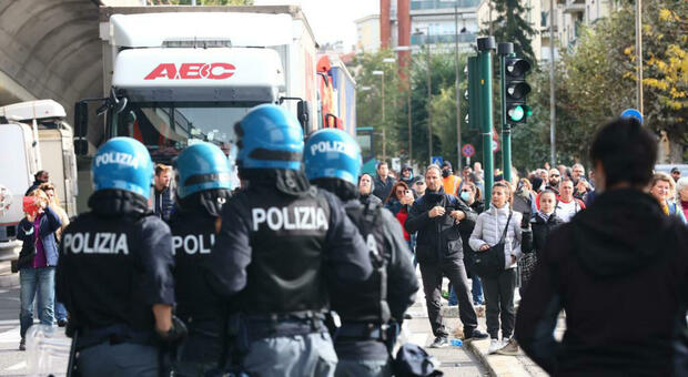 Trieste, No Pass sgomberati al porto. Sui manifestanti lacrimogeni e idranti. Ferito un agente. Salvini e Meloni: sono pacifici