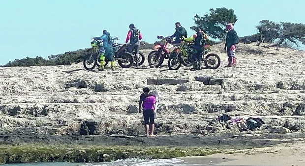 Ostuni, motocross tra famiglie e bimbi: la presenza dei bolidi è stata più volte segnalata sulle spiagge di Torre Guaceto e Villanova