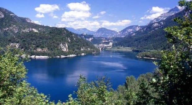 Il lago di Cavazzo, la zona in cui è stato visto cadere il parapendio