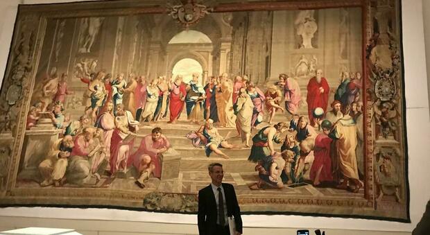 il direttore della Galleria nazionale delle Marche Luigi Gallo davanti all’arazzo che rappresenta la “Scuola di Atene”