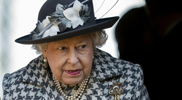 La Regina Elisabetta torna a guidare, paparazzata a bordo della sua Jaguar dopo il riposo imposto dai medici