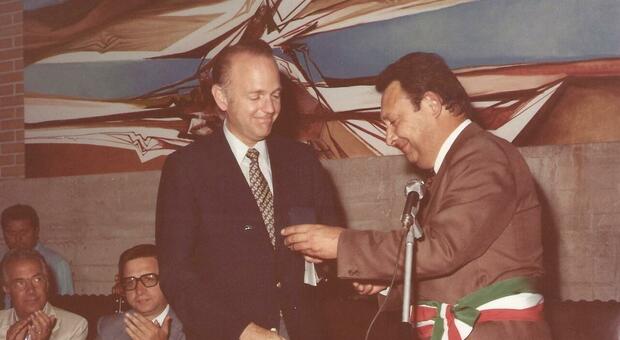 Faedis, morto l'ex sindaco Roberto Celledoni (qui ringrazia gli Usa con un presente a De Concini)