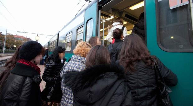 Alberi sulle rotaie, bloccati i treni dei pendolari diretti a Nettuno e a Napoli