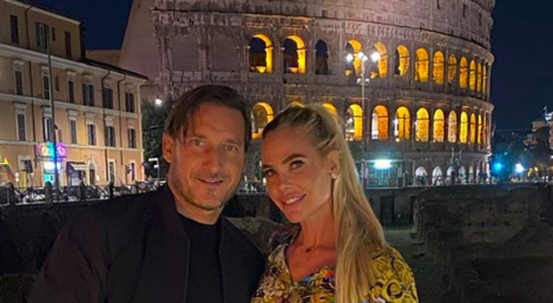 Francesco Totti, la tenera dedica a Ilary Blasi davanti al Colosseo e le battute degli amici