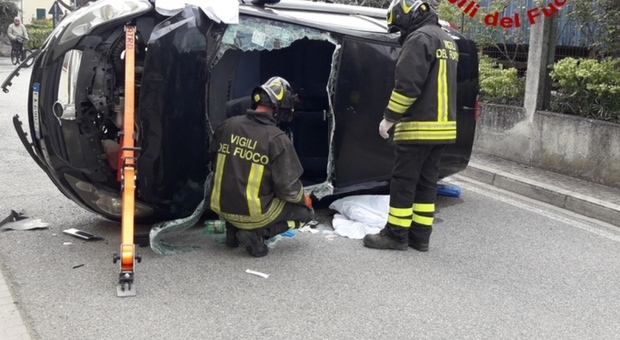 Sbanda con l'auto e rimane incastrata: i pompieri tagliano la cappotta per liberare l'automobilista