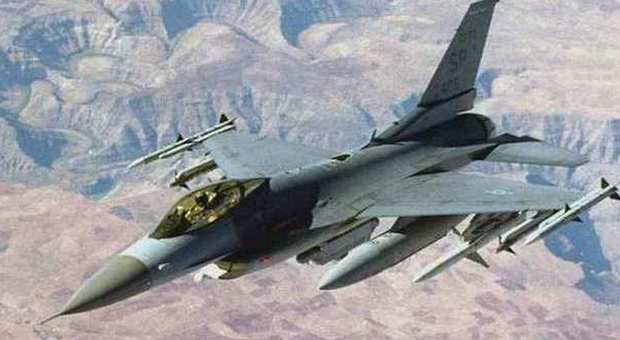 Un passeggero semina il terrore sull'aereo: volo dirottato e scortato da un caccia F16