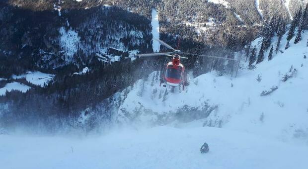 Valanga a Sella Nevea, morto sciatore sloveno. Gemona, cade nel canalone, 30enne friulano perde la vita