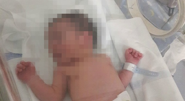 Napoli, mette neonato in un sacchetto per gettarlo via: arrestata la madre