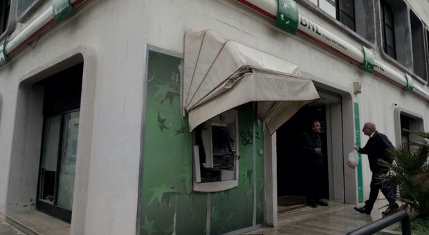 Esplosione nella notte, svaligiato il bancomat della filiale Bnl