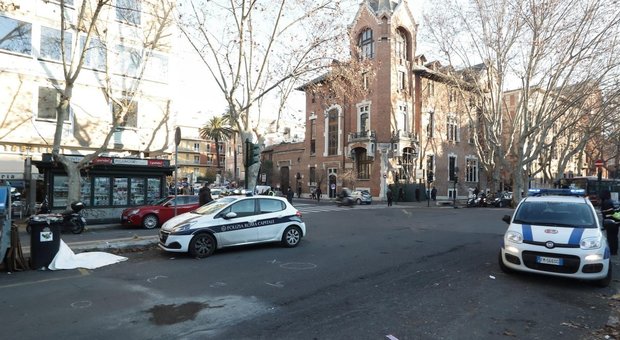 Roma, investe e uccide uomo a Corso d'Italia e fugge con l'auto: caccia al pirata