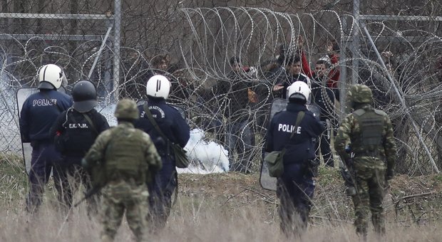 Migranti, nuovi scontri al confine Grecia-Turchia: polizia di Ankara risponde