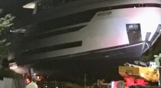 Auto contro maxi yacht a Mondolfo, 50enne rimane paralizzato nell'incidente: i tre del trasporto eccezionale vanno a giudizio