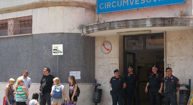 Meta di Sorrento: accoltellamenti e rapine, il sindaco chiude la stazione della Circumvesuviana