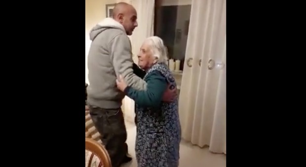 Nonna Maria balla la mazurka a 104 anni, cade e si rompe il femore: operata, sta bene
